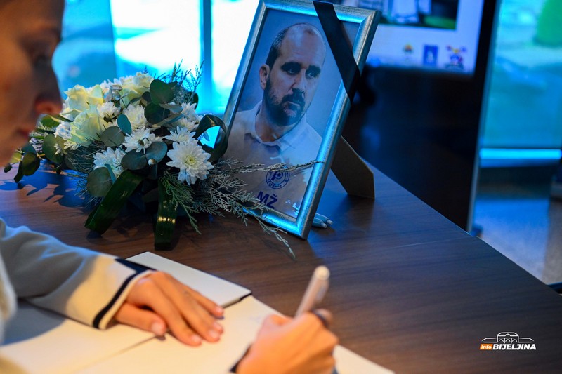 Bijeljina: Otvorena knjiga žalosti za Mladena Žižovića (FOTO)