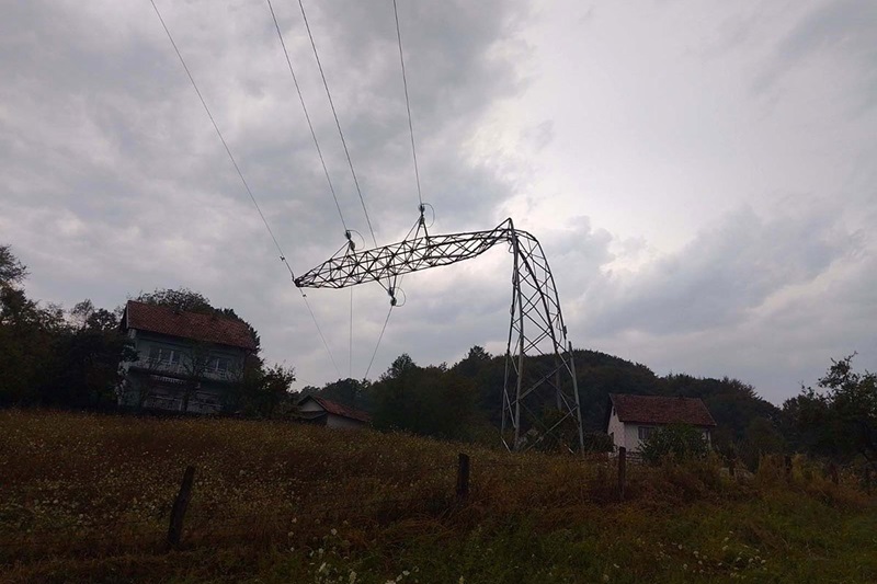 Nevrijeme pogodilo Doboj: Petrovo i okolina bez struje zbog pada dalekovoda /FOTO/