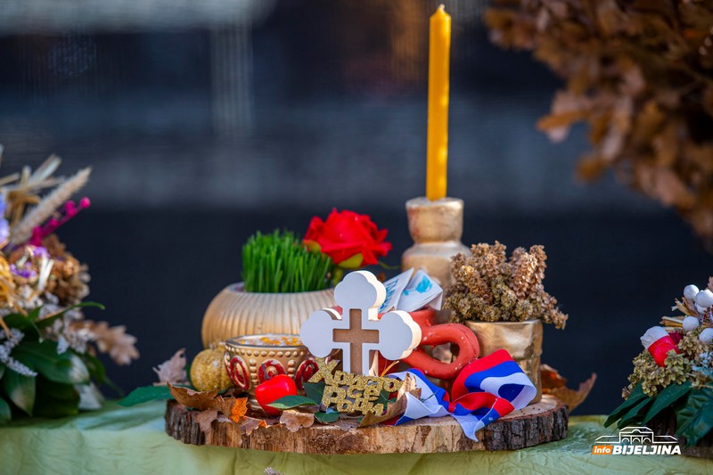 Bijeljinac 17 godina ručno pravi i prodaje božićne dekoracije: Pripreme počinje mjesecima ranije (FOTO)