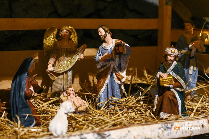 Katolici u Bijeljini proslavljaju Božić: Suština je širiti ljubav i toleranciju (FOTO)