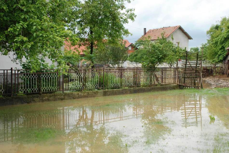 Izlile se rječice na području Semberije i Majevice, u prekidu vodosnabdijevanje u Loparama