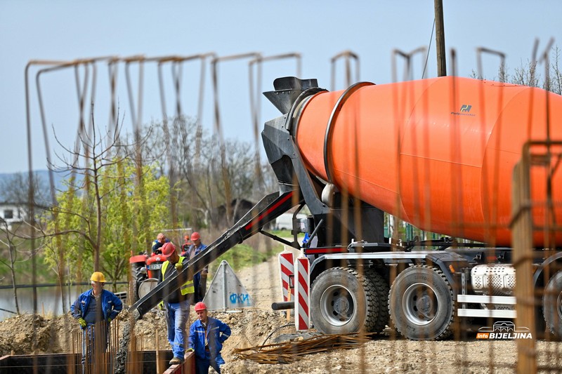 Bijeljina: Izgradnja drinskog nasipa u toku, evo kada se očekuje završetak radova (FOTO)