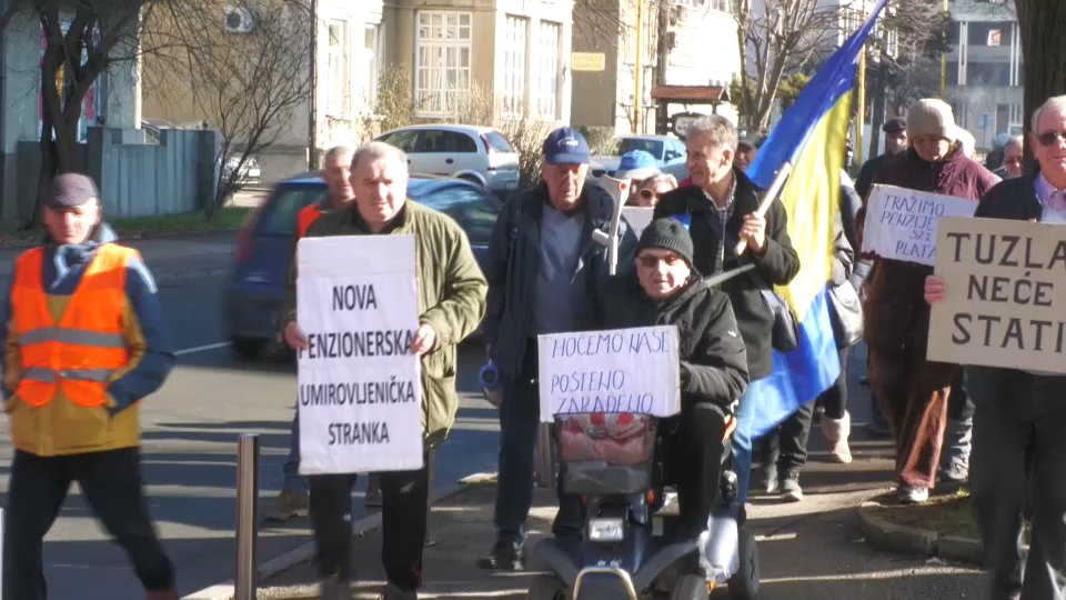 Penzioneri u Tuzli svoja prava traže na ulici: “Krompir jedem, ogulio mi dušu..”