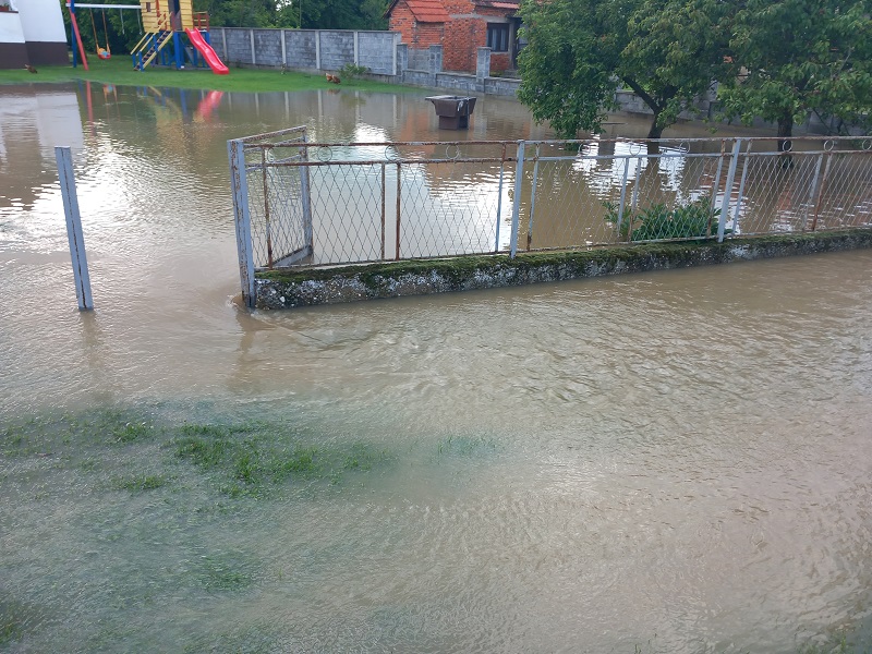 U Kojčinovcu voda teče kroz dvorište Rajka Tomića (FOTO, VIDEO)