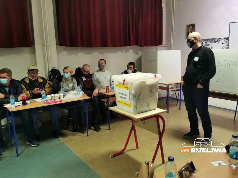 IAKO SU POVEĆANE NAKNADE, NIKO NEĆE U BIRAČKE ODBORE: Biračke odbore treba da popune državni službenici