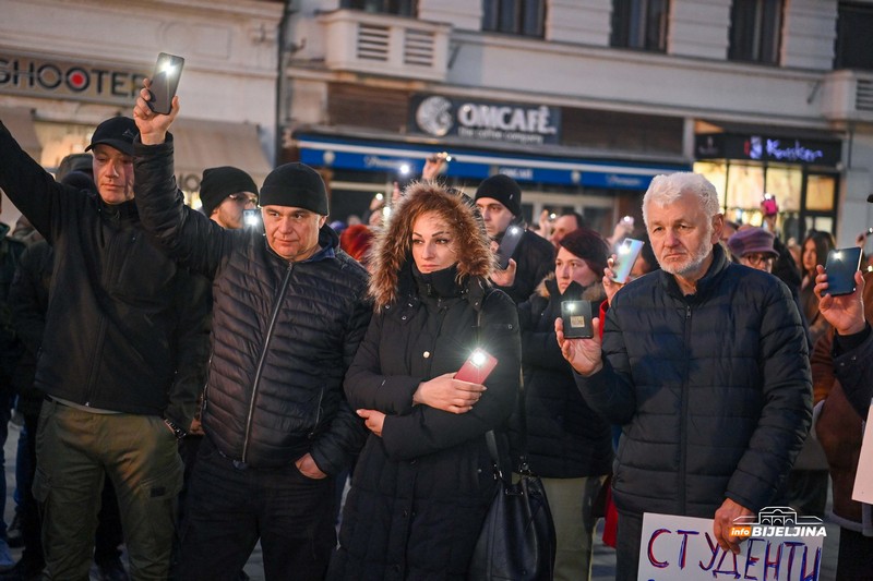 U Bijeljini skup podrške studentima: Tišina za 15 žrtava u Novom Sadu (FOTO)