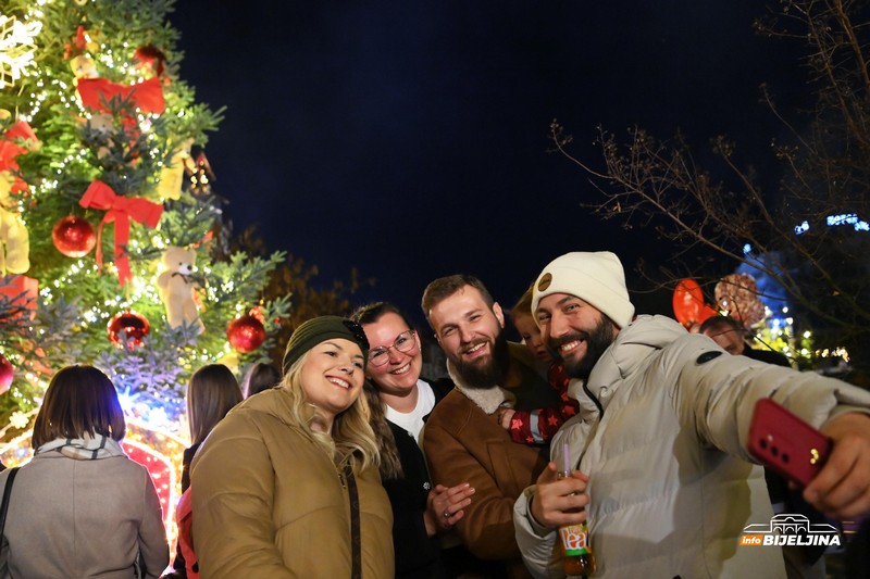 Svečano otvoreno Zimsko selo, spektaklu prisustvovali brojni građani (FOTO)