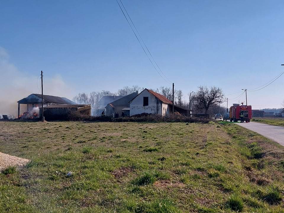 Požar u Čađavici kod Bijeljine, vatrogasci na terenu (FOTO)