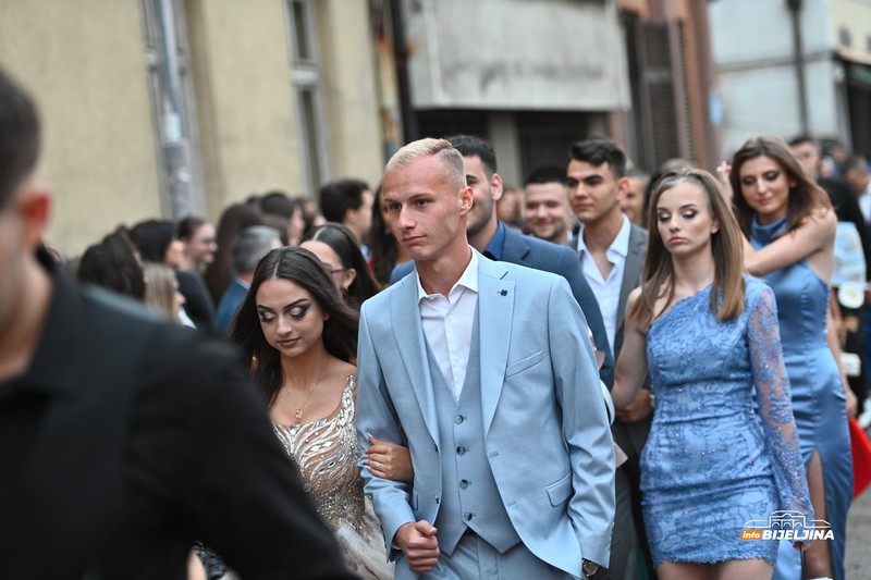 Prodefilovala 101. generacija maturanata bijeljinske Gimnazije (FOTO)