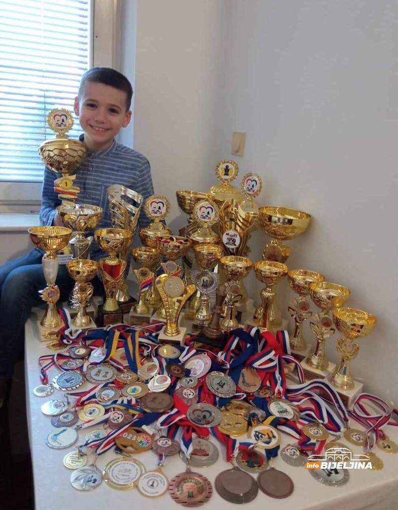 Šahista David Perić (10) iz Bijeljine dominira u kategorijama starijih: Svaku partiju zapamti do detalja, gdje god ode osvoji medalju /FOTO/