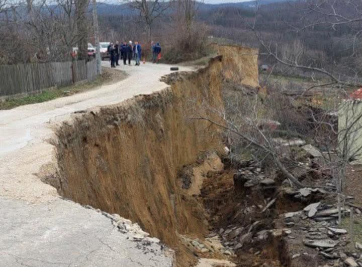 Zbog klizišta u prekidu saobraćaj na dionici Stari Ugljevik - Glavičice /VIDEO/