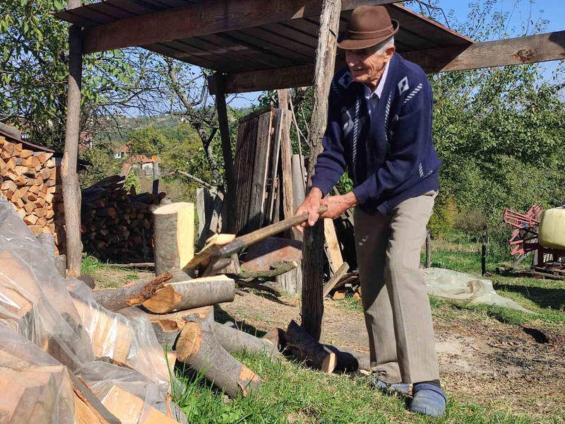 Petar (90) ne odustaje od zanata: Kuće gradio od Bijeljine do Beograda, još ga drži želja za radom