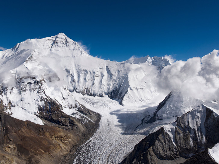 Obilni snijeg zarobio planinare na Mont Everestu, helikopter se srušio tokom spasavanja