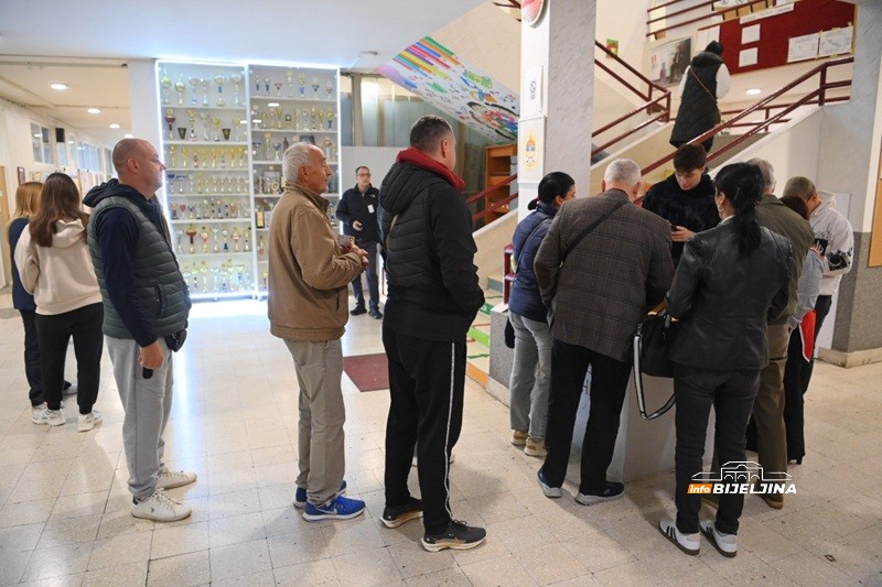 Bijeljinci poranili da glasaju, otvorena birališta (FOTO)