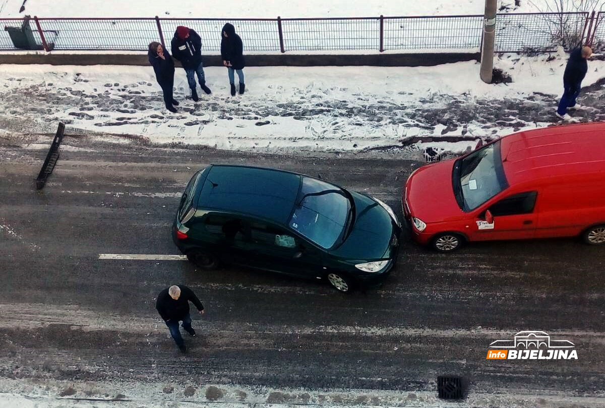 Bijeljina: Sudar tri automobila (FOTO)