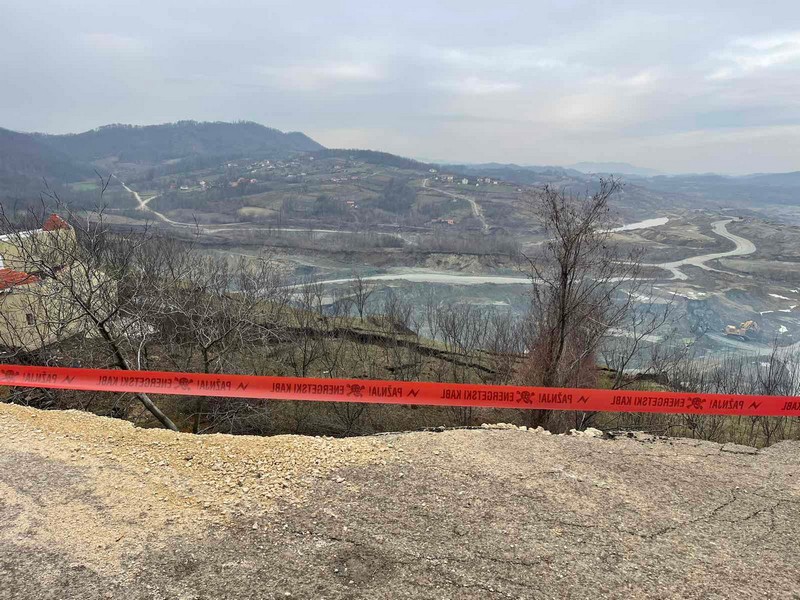 Protest mještana Starog Ugljevika: “Radovi rudnika nam ugrožavaju život” (FOTO)