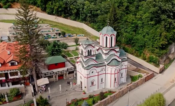 U manastiru Tumane slavi se danas 90 godina ČUDOTVORNE IKONE BOGORODICE: Vjernici se okupljaju i nose kući OVAKAV BLAGOSLOV