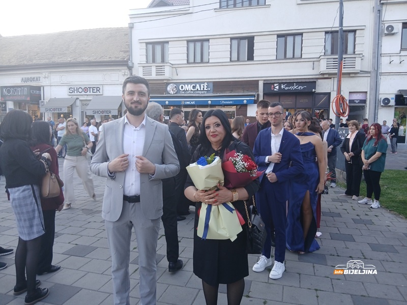 Bliznakinje iz Gimnazije ponos Bijeljine: Odlične učenice, zajedno će studirati na PMF-u (FOTO)