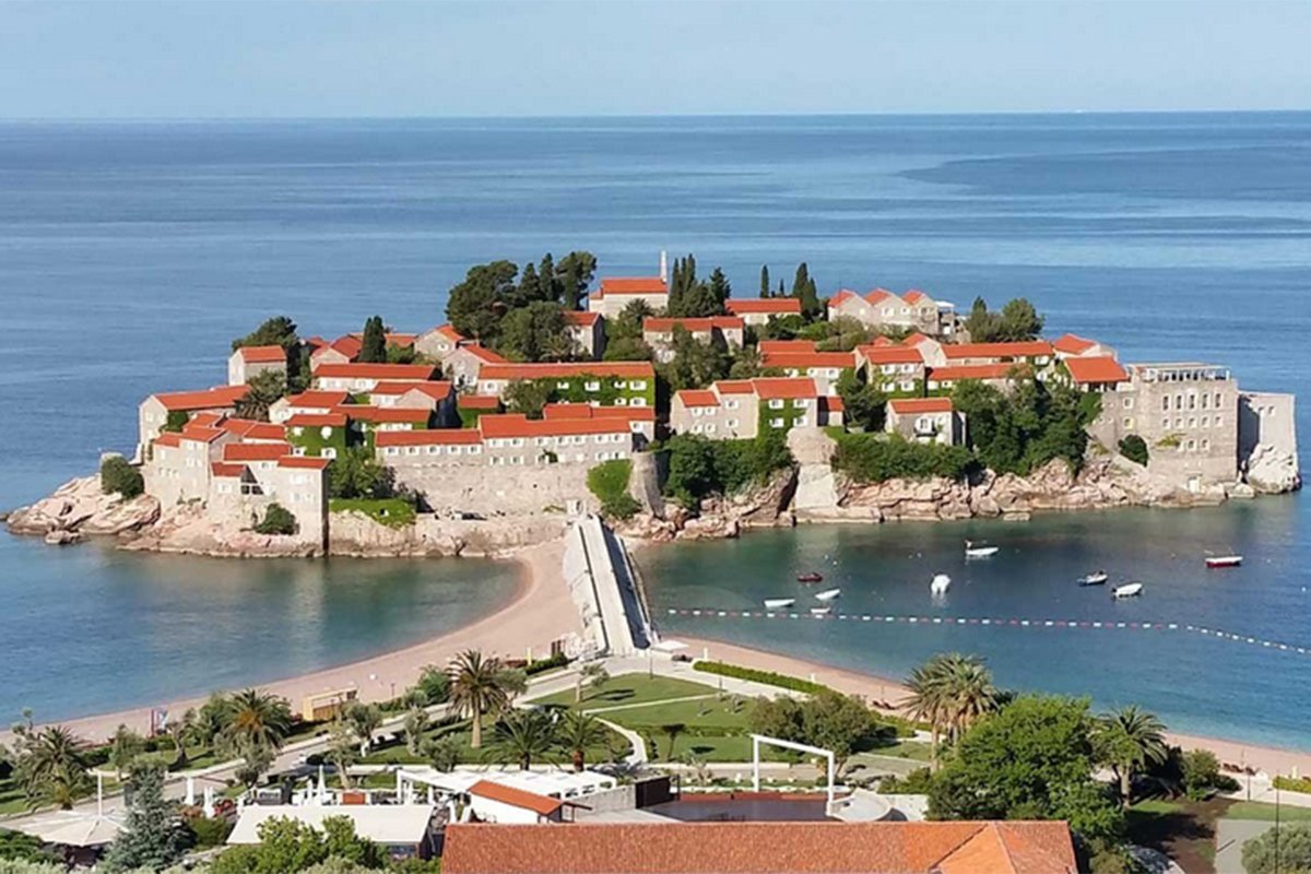 Žena preminula u moru na Svetom Stefanu