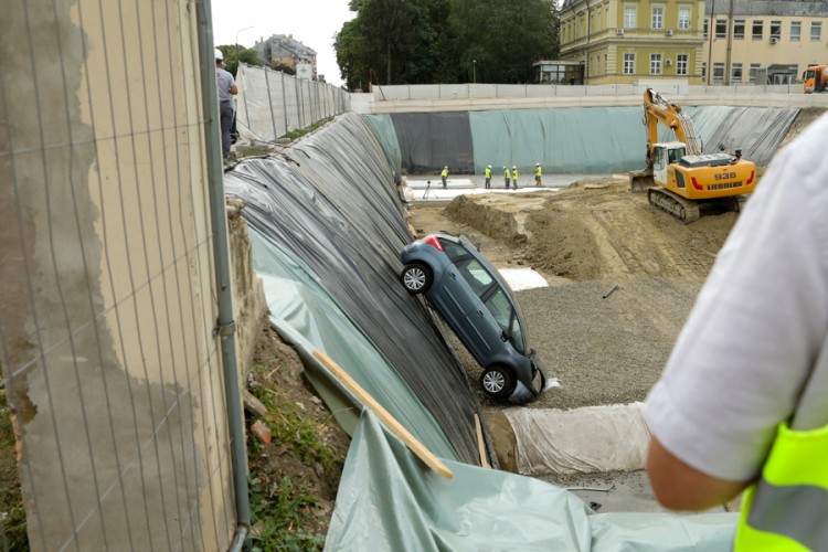 Žena autom probila zaštitnu ogradu i upala u rupu na gradilištu