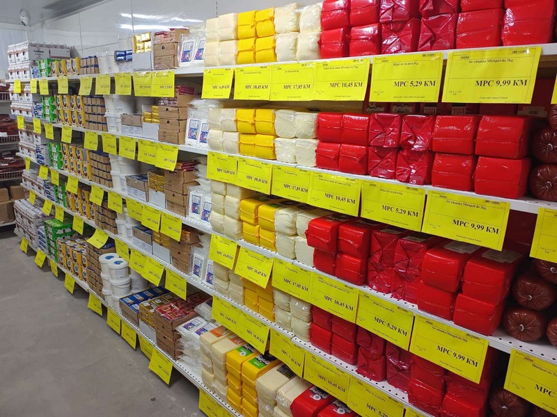 Mere market u Bijeljini mijenja trendove u kupovini: Prepoznatljivi po niskim cijena (FOTO)