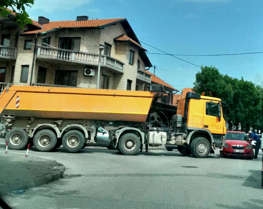 Saobraćajni kolaps u Bijeljini, sudarili se šleper i automobil (FOTO)