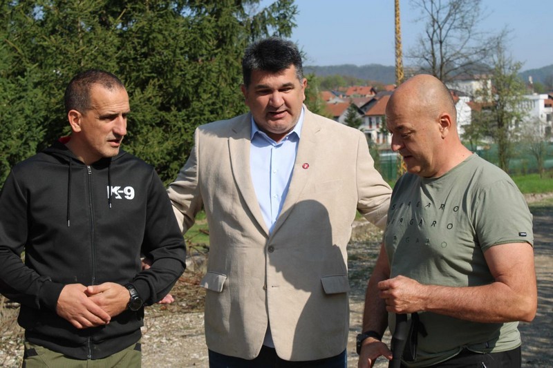 Lopare: Učenici blizu škole primijetili dva poskoka, spasioci uhvatili ženku (FOTO)
