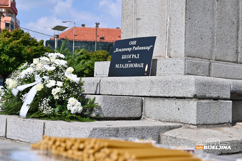 Građani Bijeljine prislužuju svijeće u centru grada (FOTO, VIDEO)