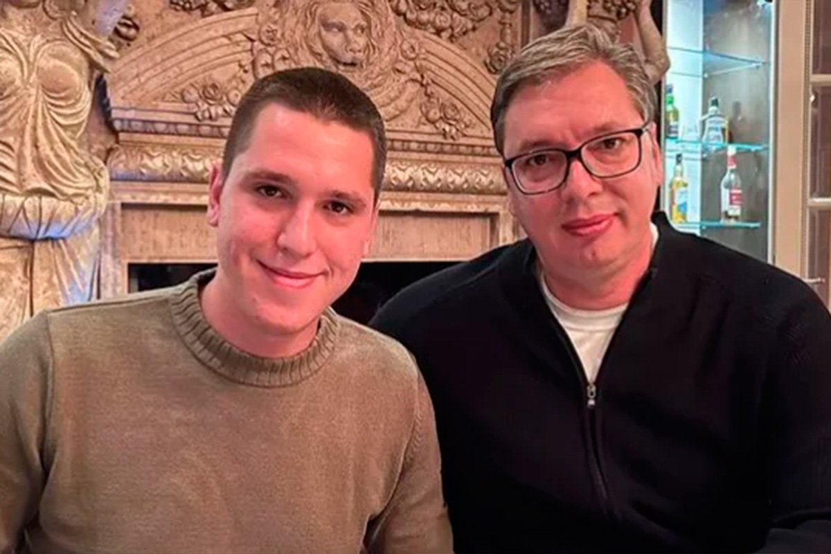 Kosovska policija zaustavila Vučićevog sina i natjerala ga da skine majicu (VIDEO)