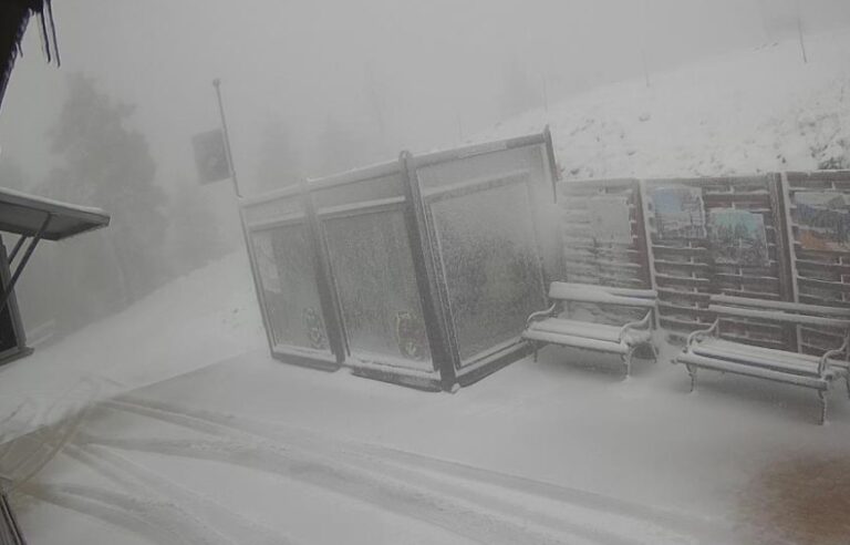 Zimske scene u oktobru: Snijeg zatrpao planine Srbije i izazvao haos u saobraćaju