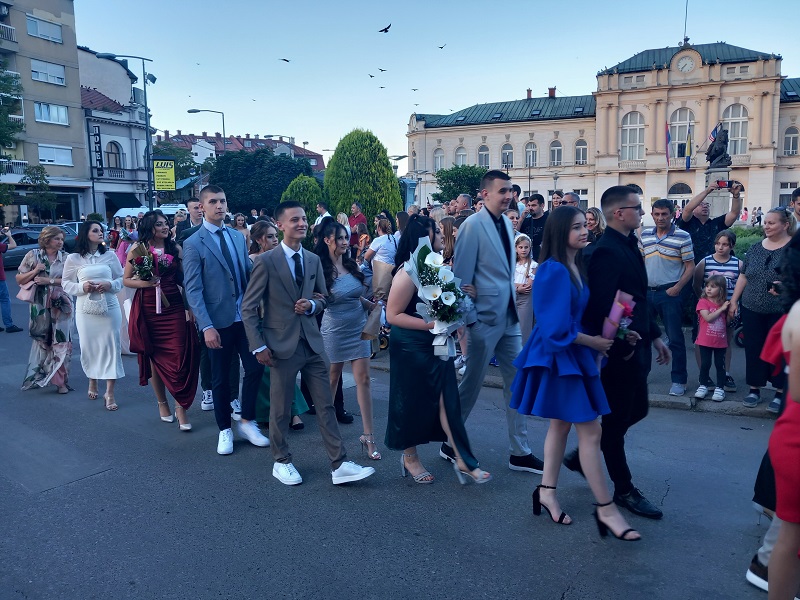 Bijeljina: Maturanti Ekonomske škole u defileu ulicama grada (FOTO)