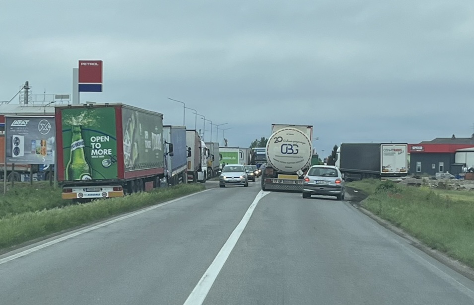 UIO: Gužva na carinskom terminalu biće raščišćena do 14 časova (FOTO)