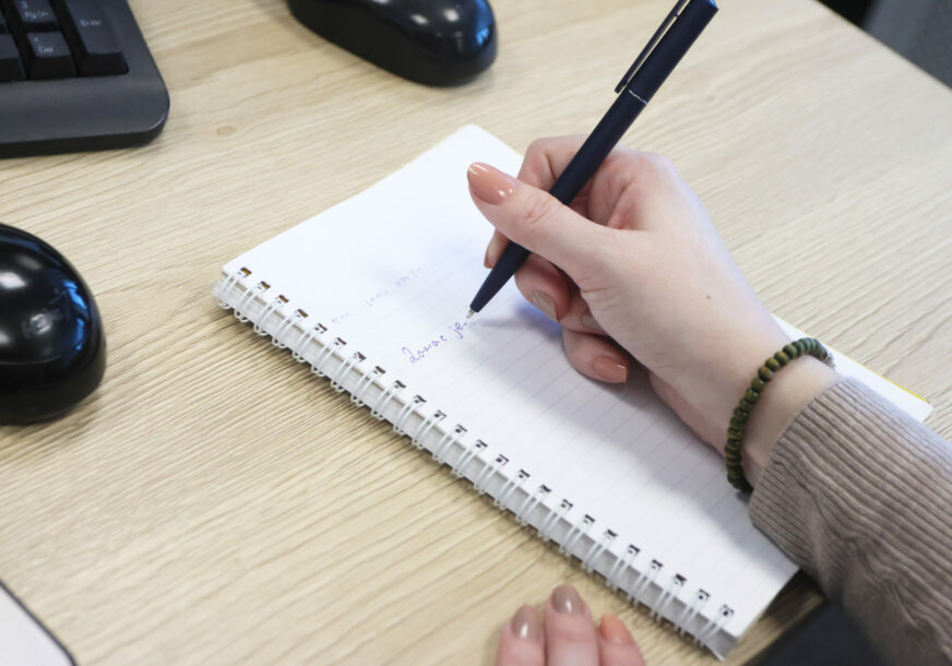 Kako pisanje spiska na papiru utiče na rad vašeg mozga