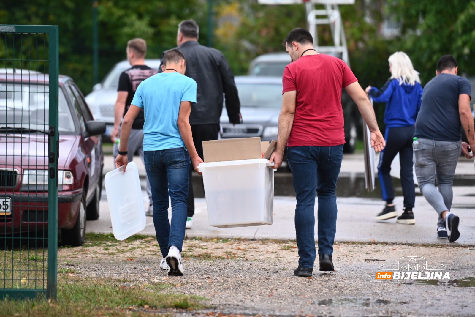 U Bijeljini počela podjela biračkog materijala, do ujutru će ga čuvati policija (FOTO)