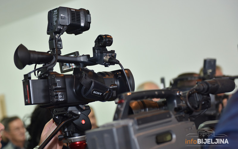 Građani više vjeruju novinarima nego političarima