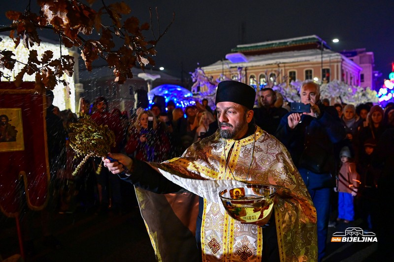 Bijeljina: Nalaganje badnjaka na gradskom trgu (FOTO)