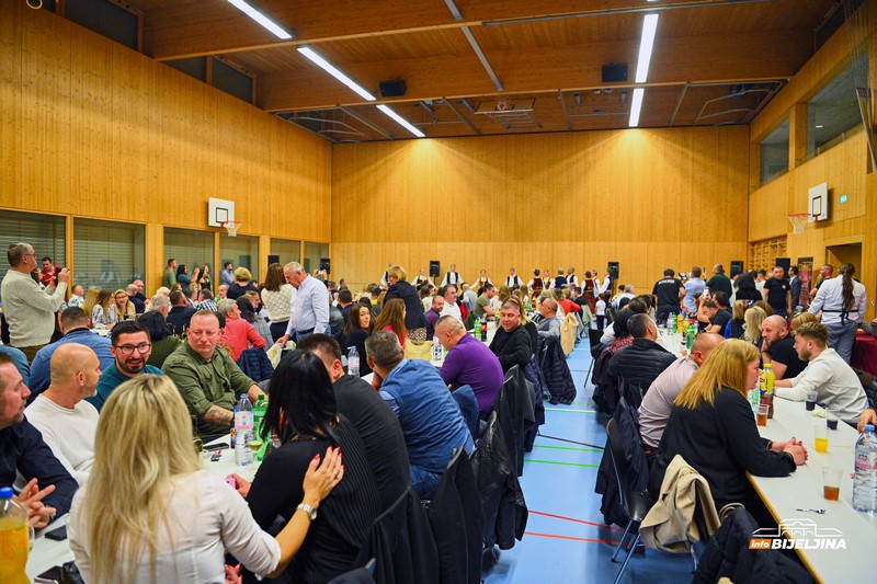 Udruženje Majevičana u Švajcarskoj proslavilo krsnu slavu: Prijateljsko druženje za slavskom trpezom (FOTO)