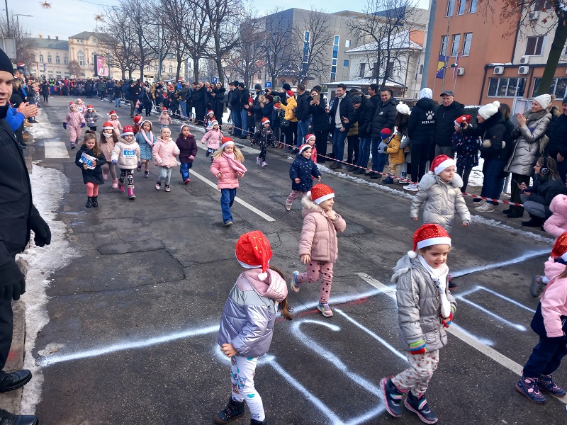 Bijeljina: Održana Trka malih Deda Mrazeva, učestvovalo 500 mališana (FOTO)