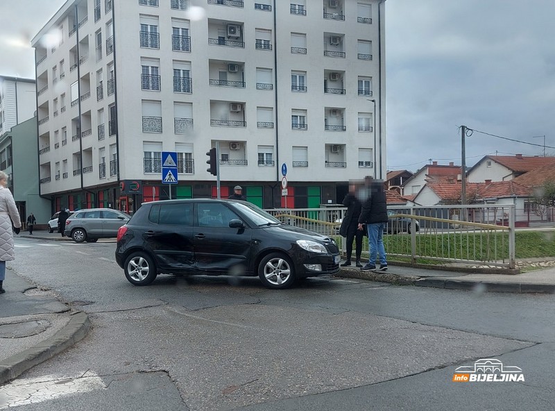 Bijeljina: Sudar na raskrsnici, usporen saobraćaj (FOTO)