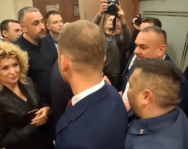 (VIDEO) Sjednica na ivici incidenta, Petrović i Orašanin izbačeni iz sale NSRS: “Hoću li zvati ljude da vas nose ili ćete izaći sami?”