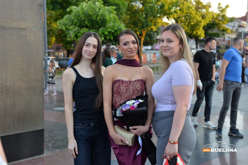 Počele maturske proslave u Bijeljini: Gimnazijalci uljepšali grad (FOTO)