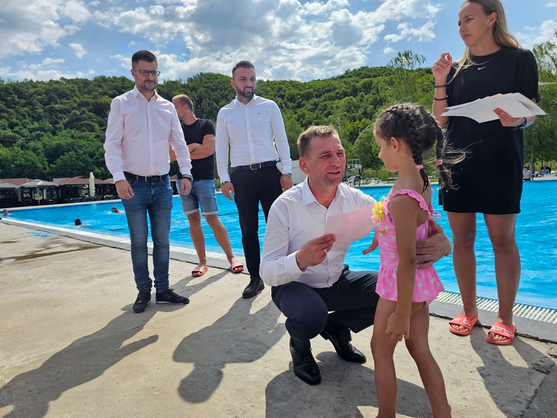 Završena besplatna Škola plivanja u Ugljeviku: Mališani radosno zaplivali prvi put