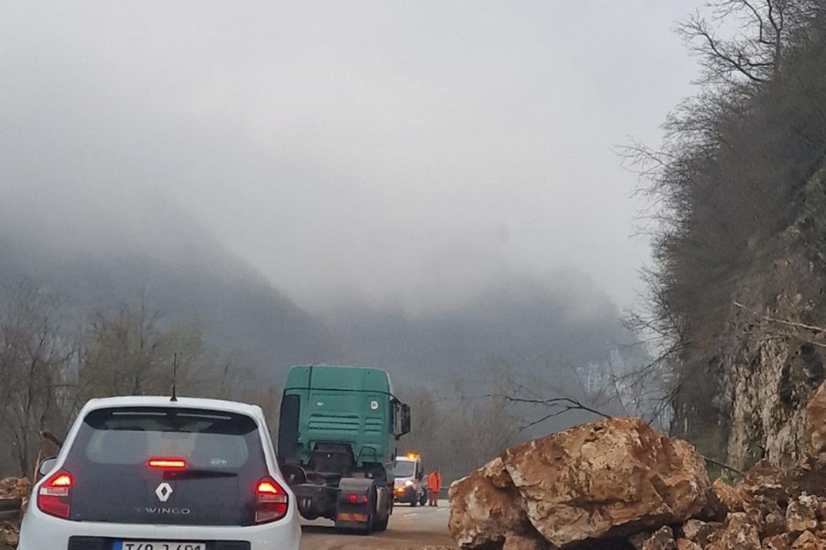 Klizišta blokirala puteve u Srpskoj: Otežan saobraćaj na pravcu Zvornik–Priboj, obustava kod Tuzla–Bijeljina