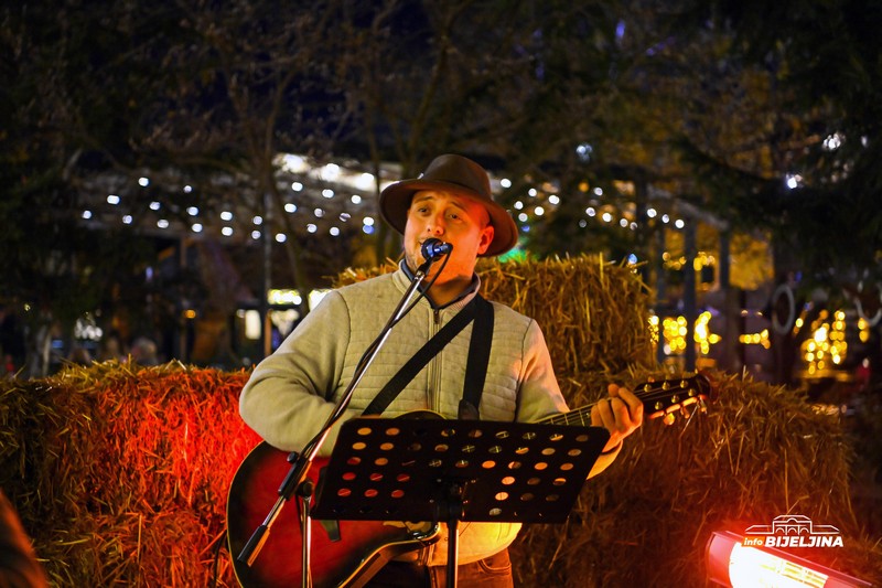 Svečano otvoreno Zimsko selo, spektaklu prisustvovali brojni građani (FOTO)