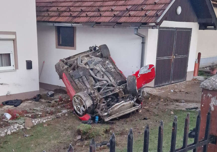 Teška nesreća kod Tuzle: Autom se zakucao u kuću i prevrnuo (FOTO)