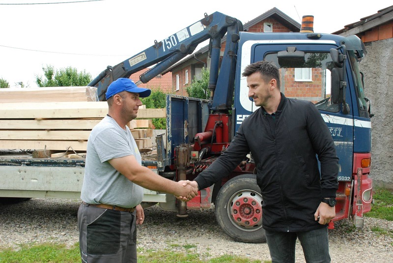 Grad Bijeljina obezbijedio materijal za krov na kući Kostića (FOTO)