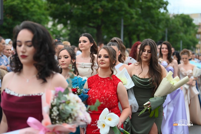 Maturanti Poljoprivredne i medicinske škole Bijeljina zablistali gradskim ulicama (FOTO)