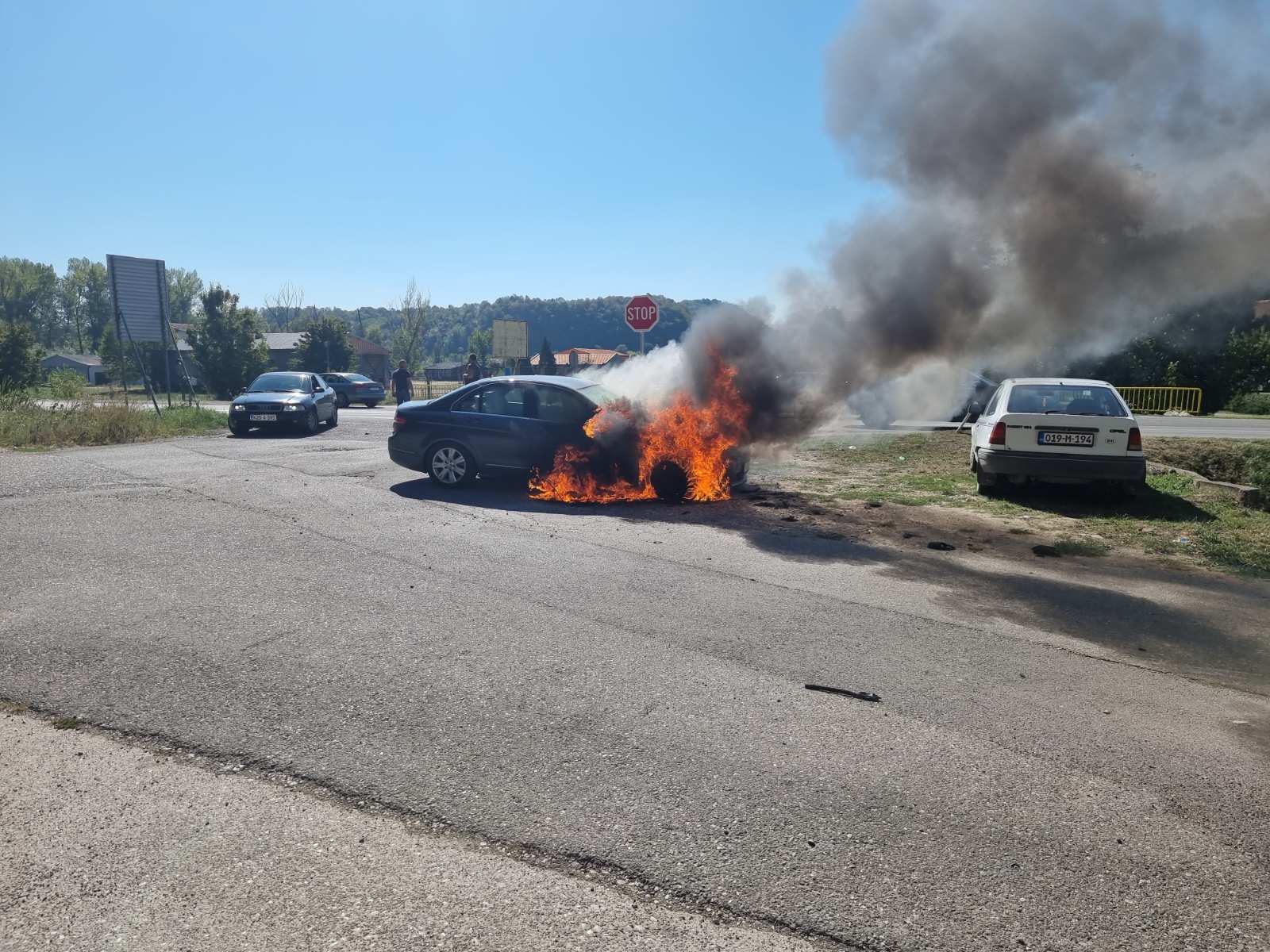 Požar u Ugljeviku: Gori vozilo