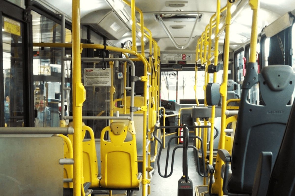 Vozač izbacio staricu iz autobusa: Nema Boga da ćeš se voziti (VIDEO)