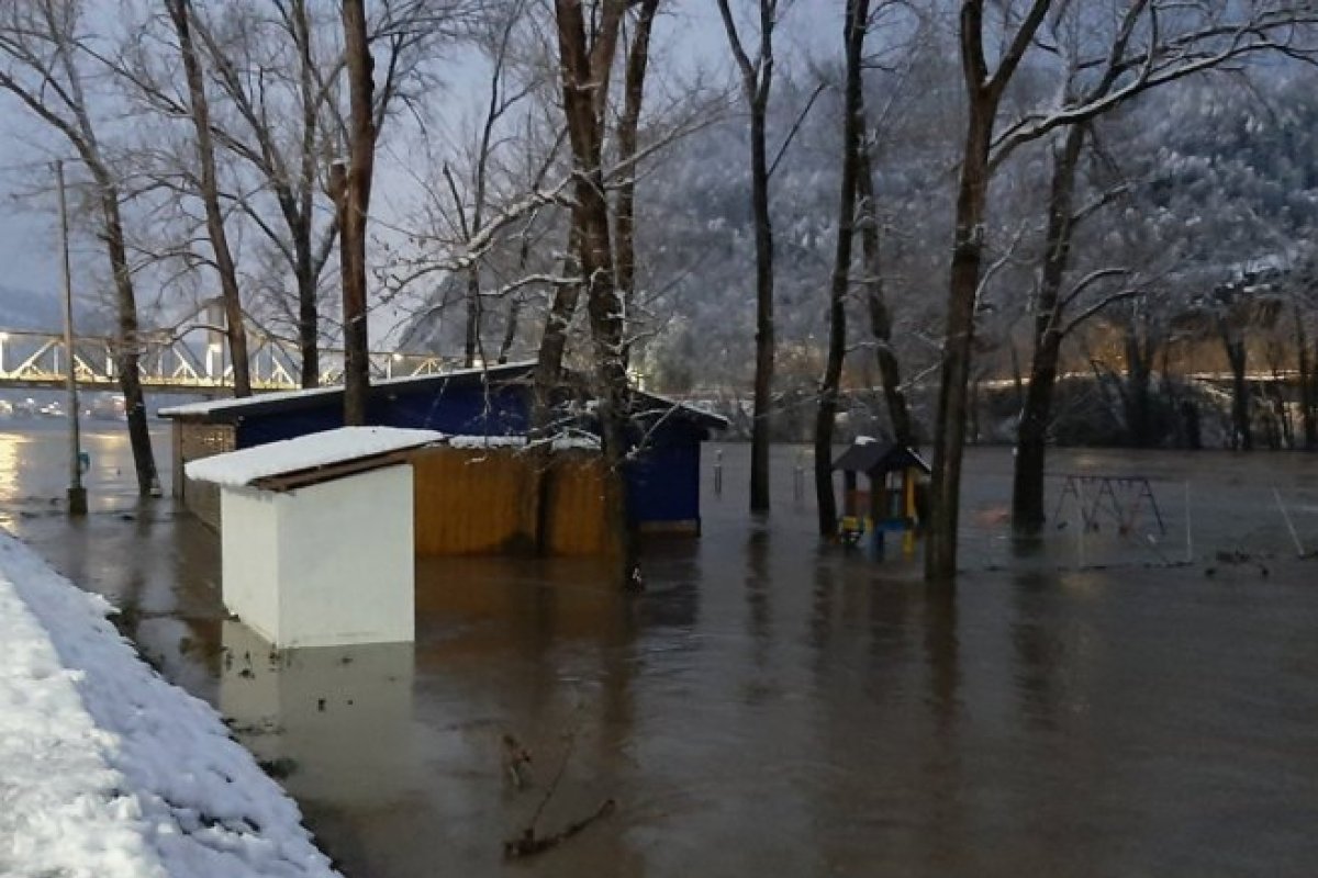 Kritično u Zvorniku: Voda došla do kuća u Karakaju